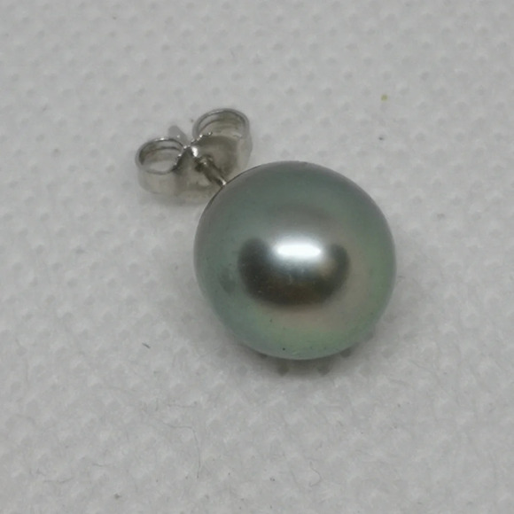 ✨ 14k Lustrous Tahitian-Style Pearl Stud Earrings. ✨ - Picture 3 of 5
